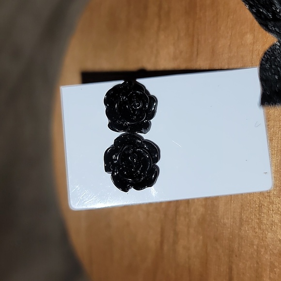 Rose Choker & Rose Stud Earrings - Picture 7 of 8